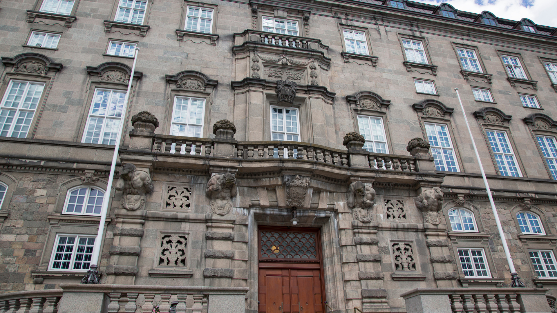Indgang til Christiansborg i frøperspektiv