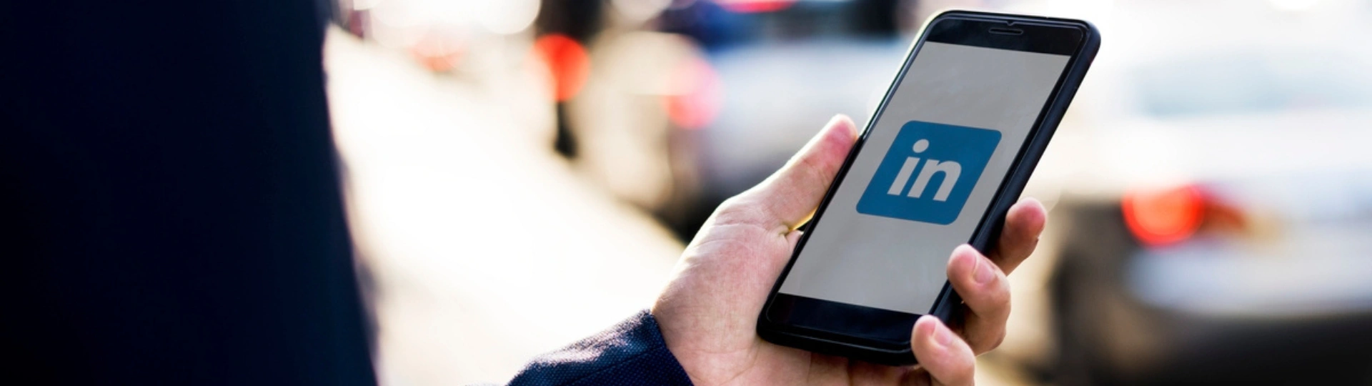 mobiltelefon med LinkedIn logo på skærmen
