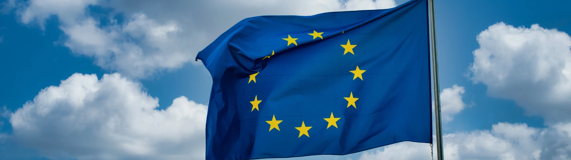EU flag med himmel og skyer i baggrund