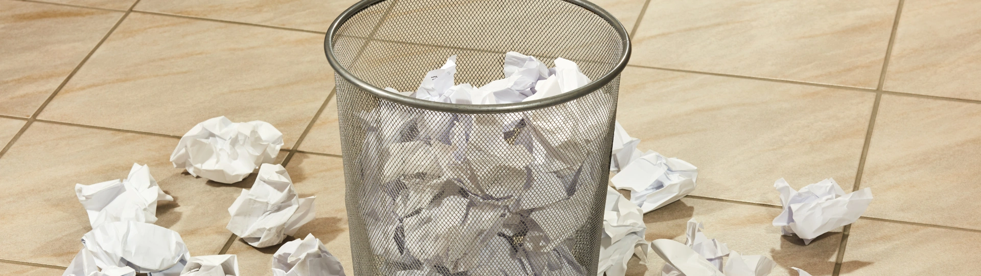 Papirkurv med krøllet papir