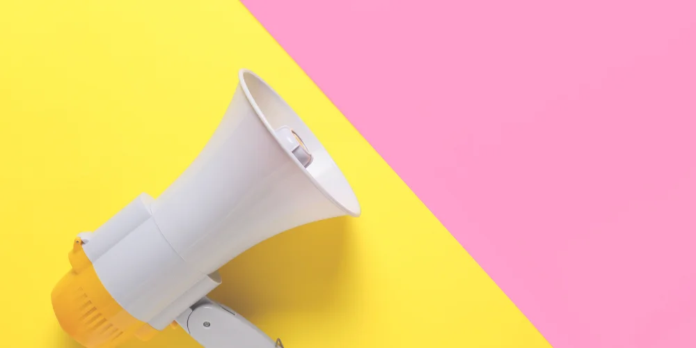 megafon på gul og pink baggrund