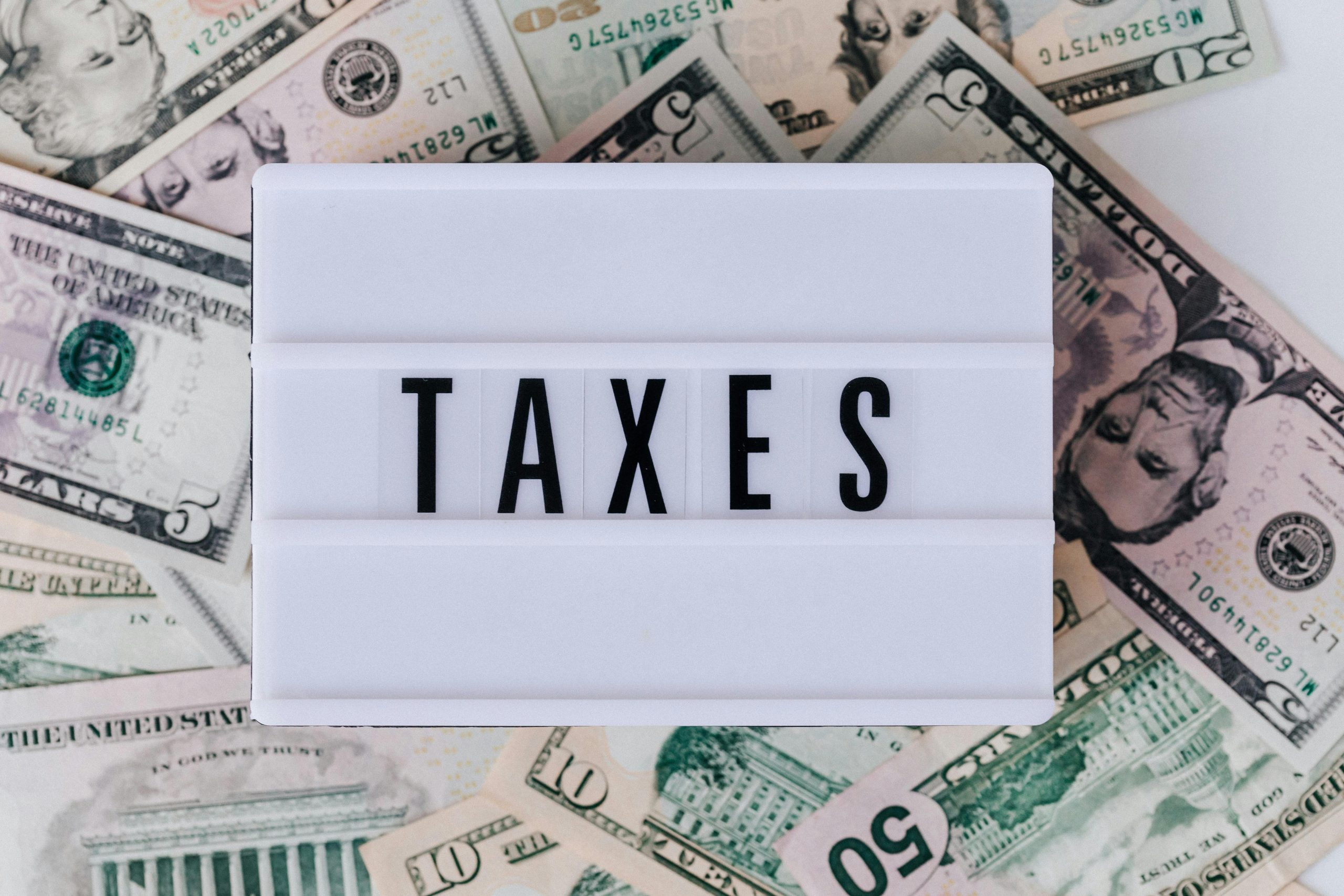 Lysskilt med teksten TAXES