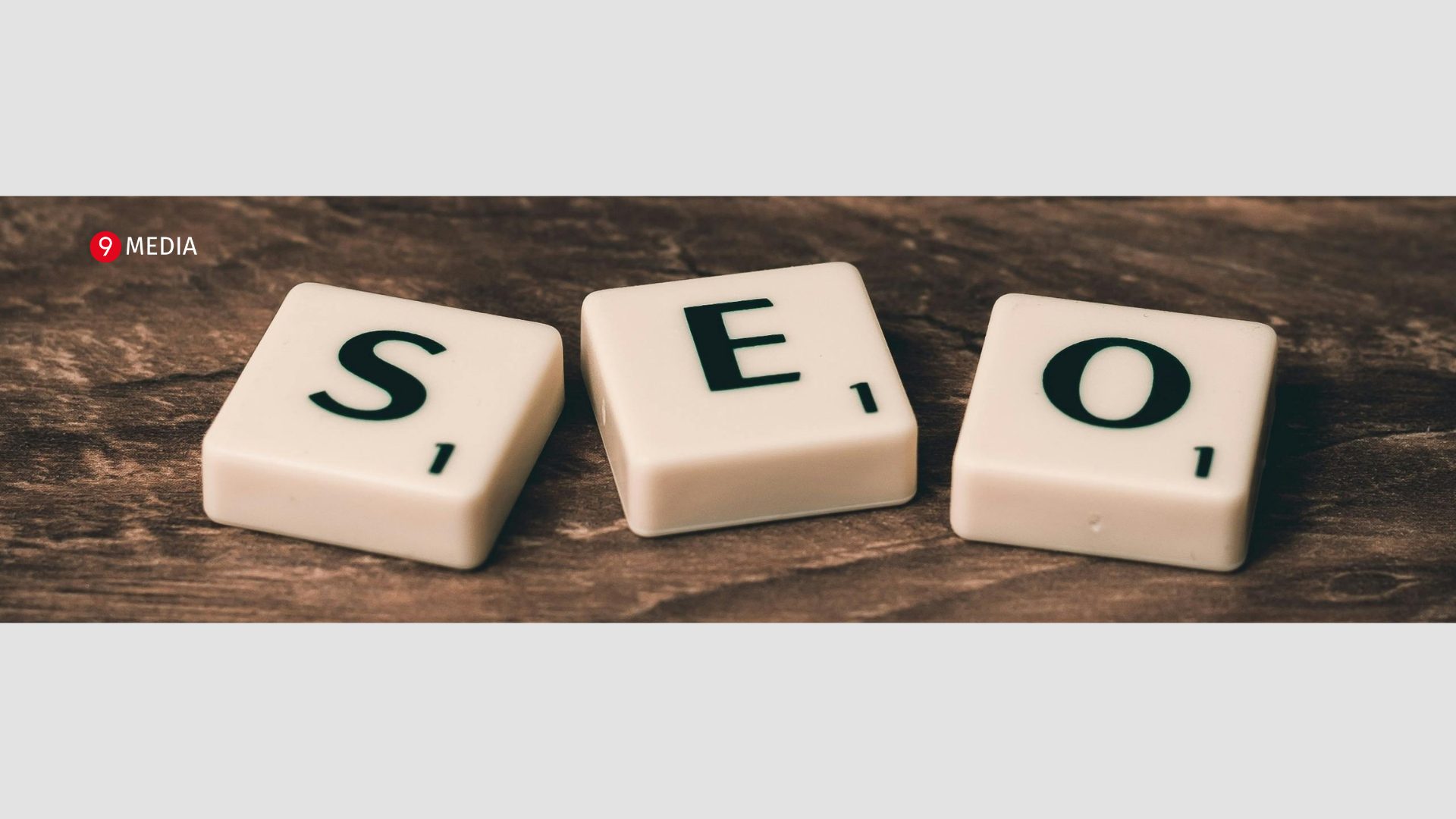 SEO scrabble på træbord