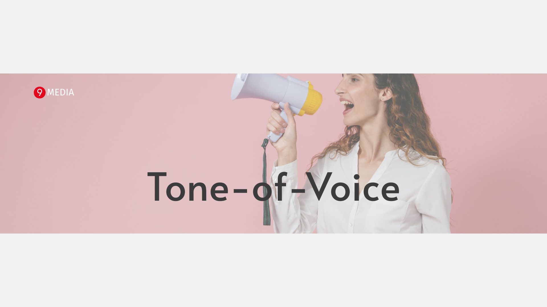 Kvinde med megafon og teksten Tone-of-Voice