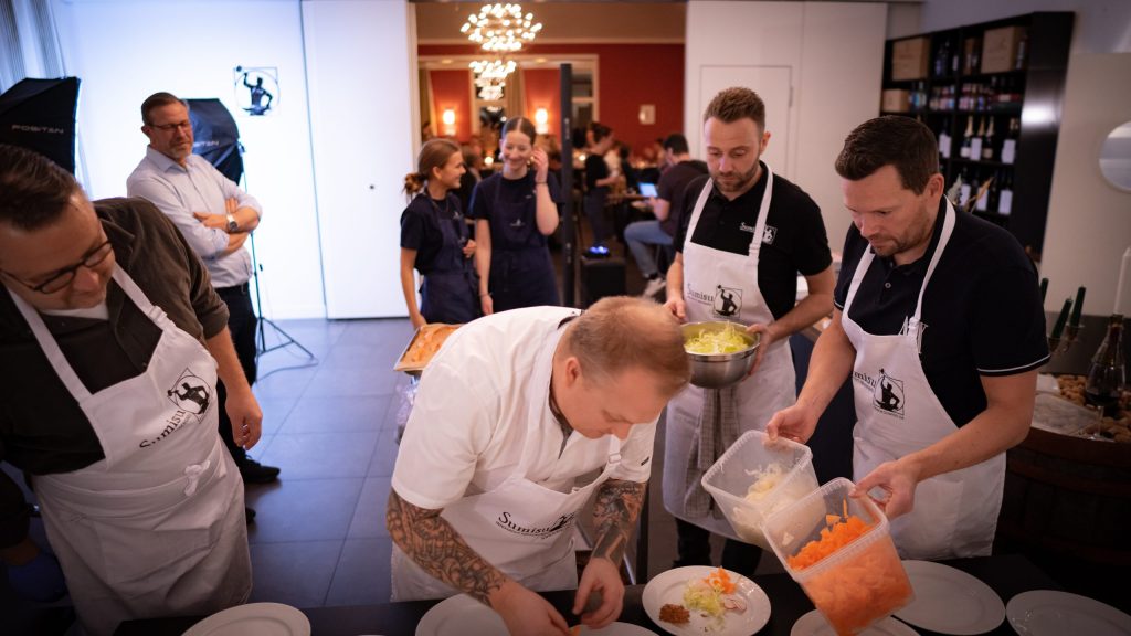 Masterchef Jack Cramer viser en gruppe hvordan man anretter.