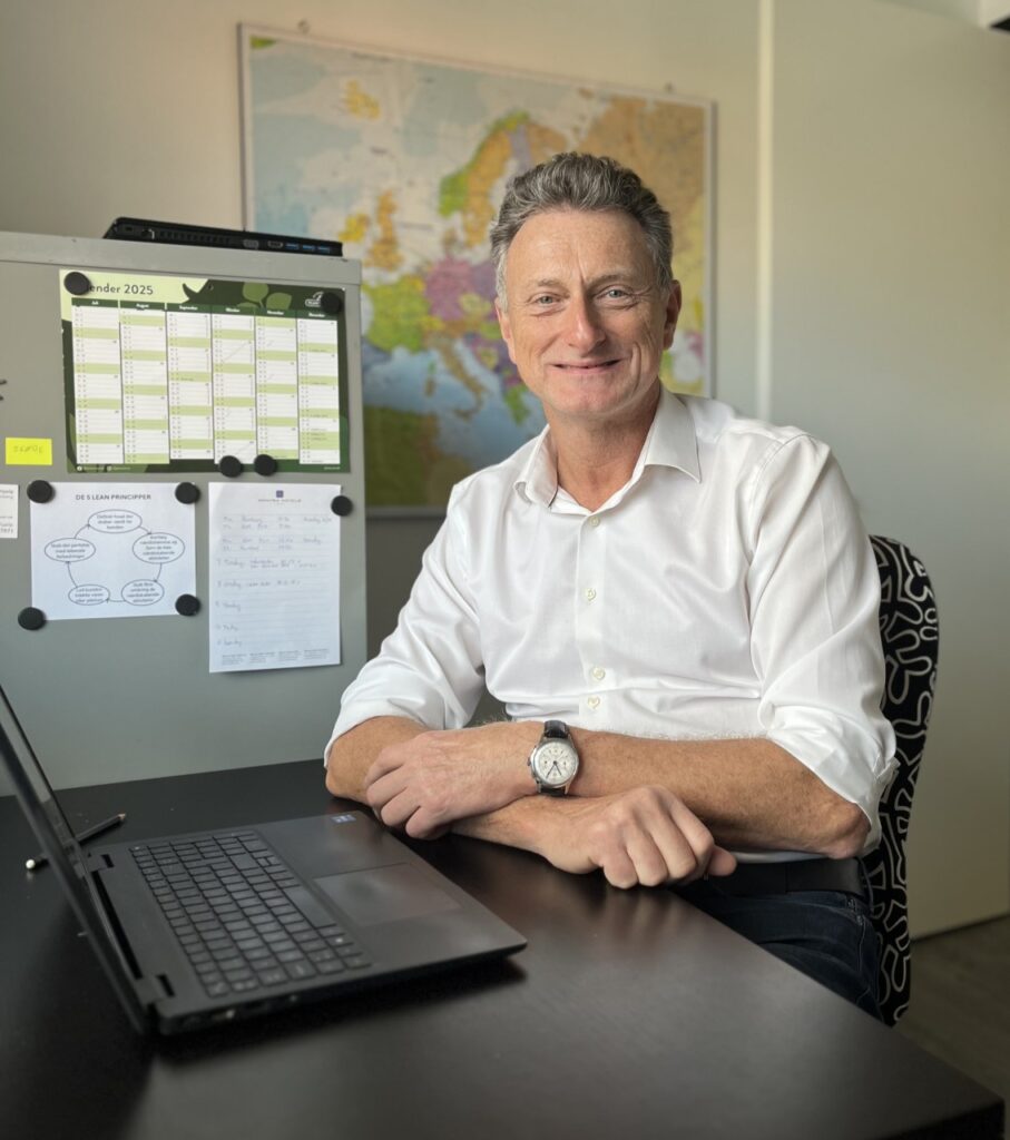 Mogens Brinck sidder ved sin Work-station
