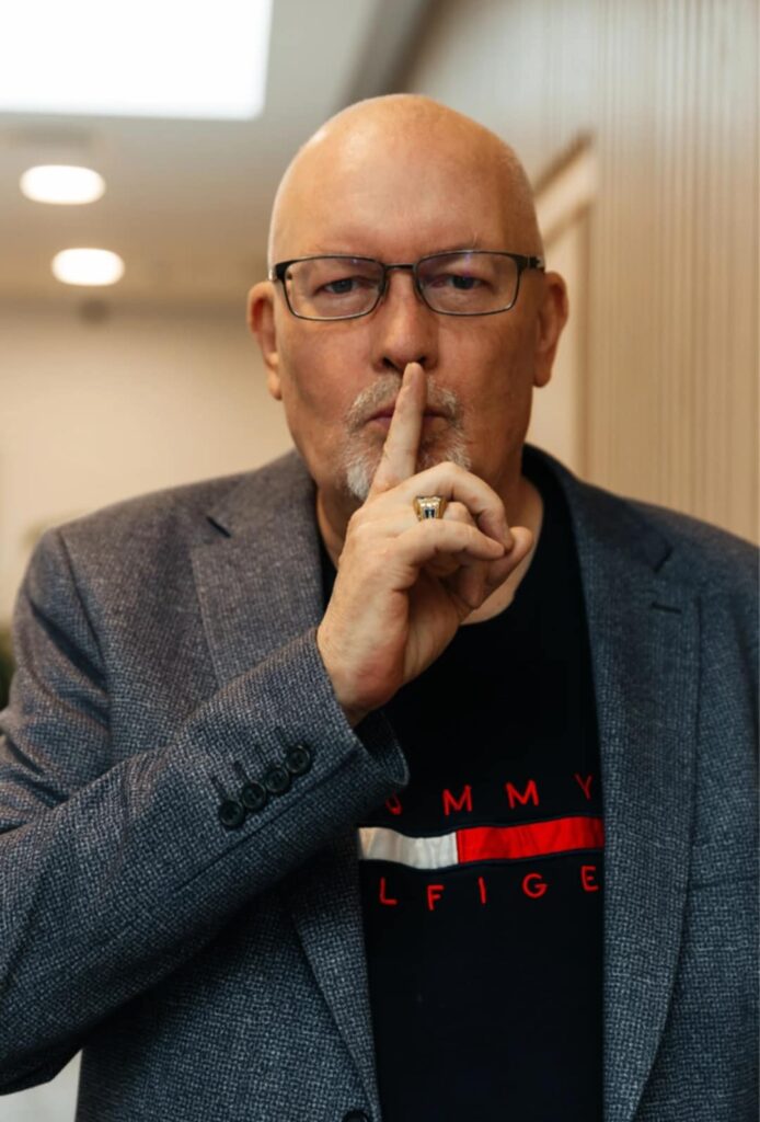 Forfatter Michael 
Dalgaard med en finger foran munden
