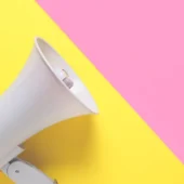 megafon på gul og pink baggrund