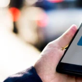 mobiltelefon med LinkedIn logo på skærmen