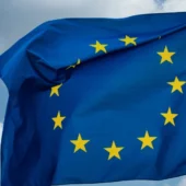 EU flag med himmel og skyer i baggrund